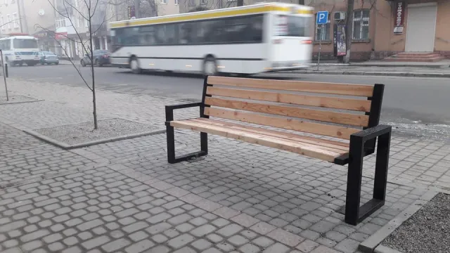 Нові місця для відпочинку: на відремонтованій частині вулиці Галицької комунальники встановили нові лавки — фото 2
