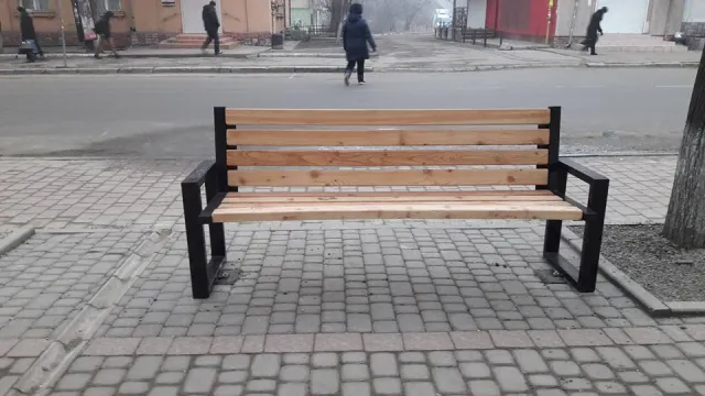 Нові місця для відпочинку: на відремонтованій частині вулиці Галицької комунальники встановили нові лавки — фото 3