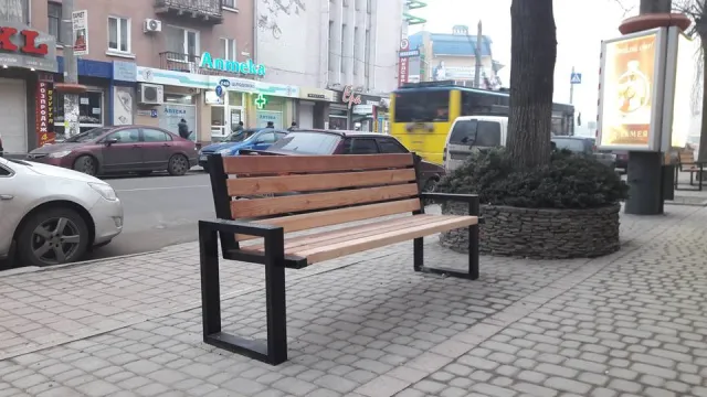 Нові місця для відпочинку: на відремонтованій частині вулиці Галицької комунальники встановили нові лавки — фото 4