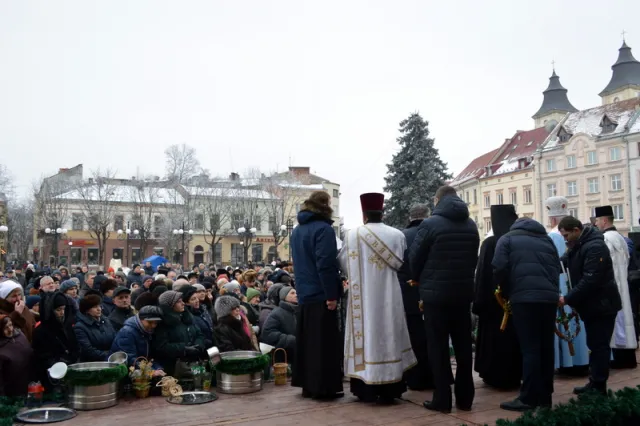 Як в Івано-Франківську проходило освячення йорданської води — фото 18