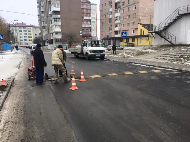 Івано-Франківськ: на вулиці Угорницькій встановлюють перший обмежувач швидкості — фото 1