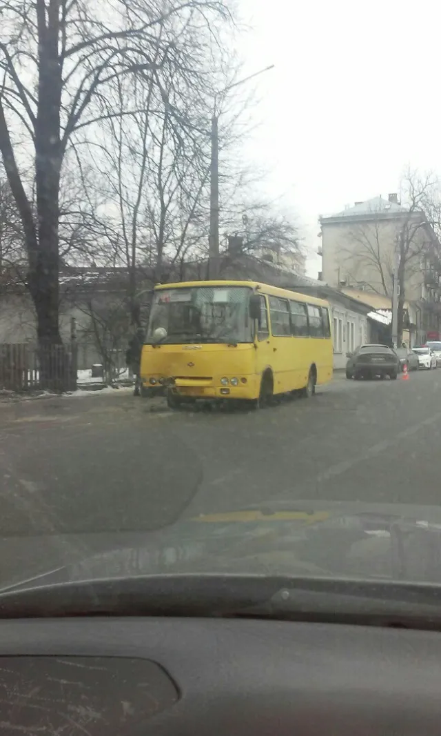 У місті зіткнулися маршрутка та "Daewoo Lanos".  Пасажирка автомобіля розбила головою лобове скло — фото 1