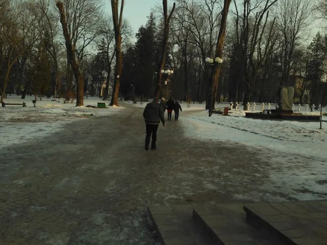 У Франківську діє неадекватний чоловік: спочатку просить дітей помолитися з ним, а потім піти у тепле місце — фото 2