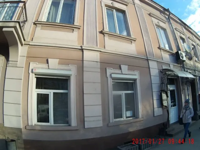 Демонтаж незаконної реклами та вивісок в Івано-Франківську: звільнено ще дві будівлі — фото 2