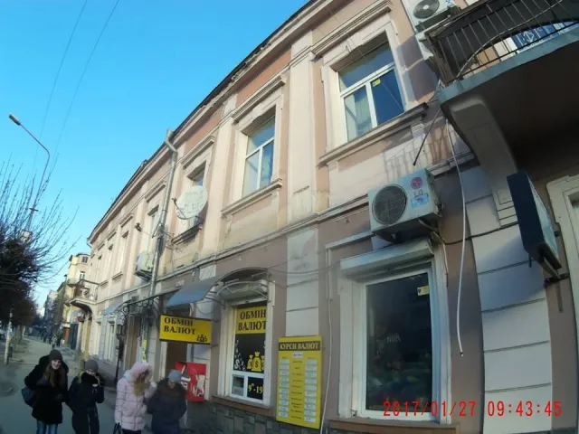 Демонтаж незаконної реклами та вивісок в Івано-Франківську: звільнено ще дві будівлі — фото 3