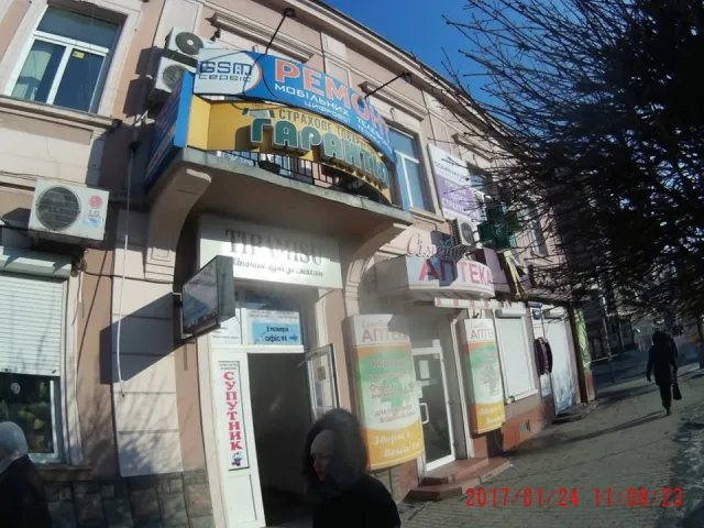 Демонтаж незаконної реклами та вивісок в Івано-Франківську: звільнено ще дві будівлі — фото 4