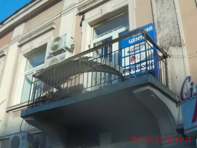 Демонтаж незаконної реклами та вивісок в Івано-Франківську: звільнено ще дві будівлі — фото 5