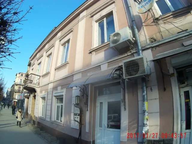 Демонтаж незаконної реклами та вивісок в Івано-Франківську: звільнено ще дві будівлі — фото 6