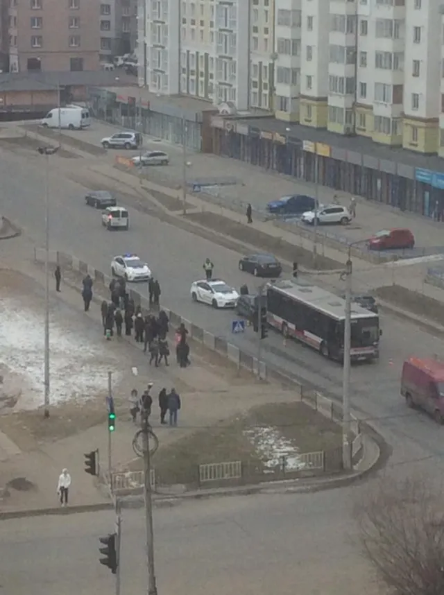 На вулиці Миколайчука аварія: в автобус врізався "Daewoo", водія госпіталізували з розбитою головою — фото 2