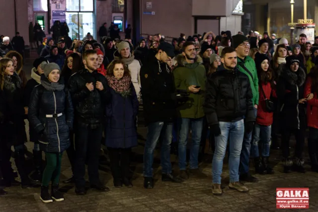 Спасибі тобі за все: на Вічевому майдані Івано-Франківська вшанували пам’ять Андрія Кузьменка — фото 4
