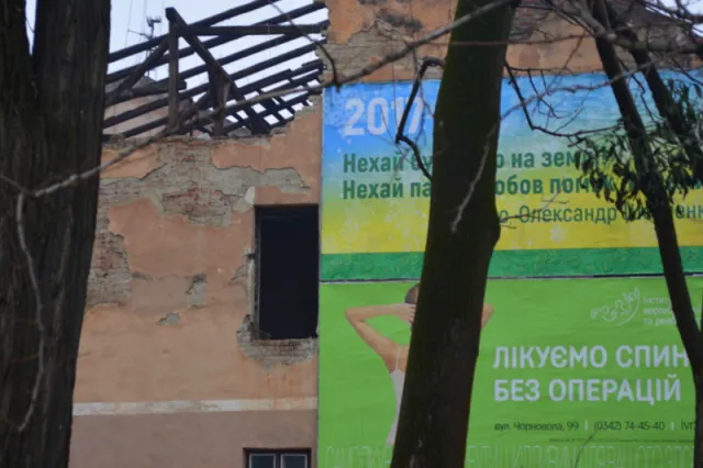 На вулиці Бельведерській зносять стару кам'яницю, аби побудувати багатоповерховий будинок — фото 1