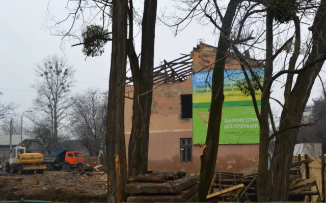 На вулиці Бельведерській зносять стару кам'яницю, аби побудувати багатоповерховий будинок — фото 2