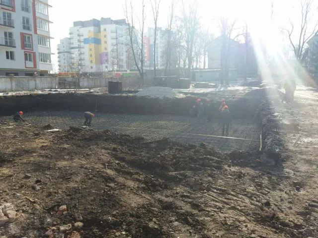 В Івано-Франківську на території школи міліції почалися будівельні роботи, невідомі зруйнували казарми та навіть вирили котлован — фото 4