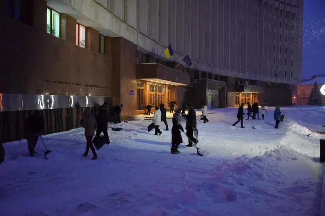 Власним прикладом покажуть: міський голова Івано-Франківська показав, як і з чиновниками взялись прибирати від снігу вулиці міста — фото 3