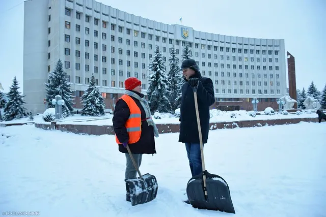 Власним прикладом покажуть: міський голова Івано-Франківська показав, як і з чиновниками взялись прибирати від снігу вулиці міста — фото 6