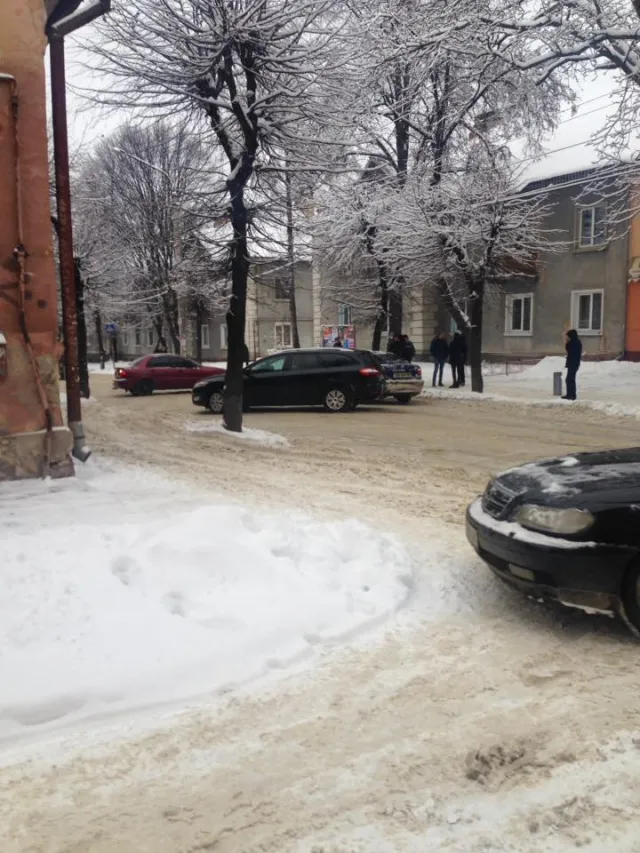 В Івано-Франківську дві масштабні аварії: перша - на Коновальця, а інша - на Набережній, де зіткнулися відразу три автомобілі — фото 1