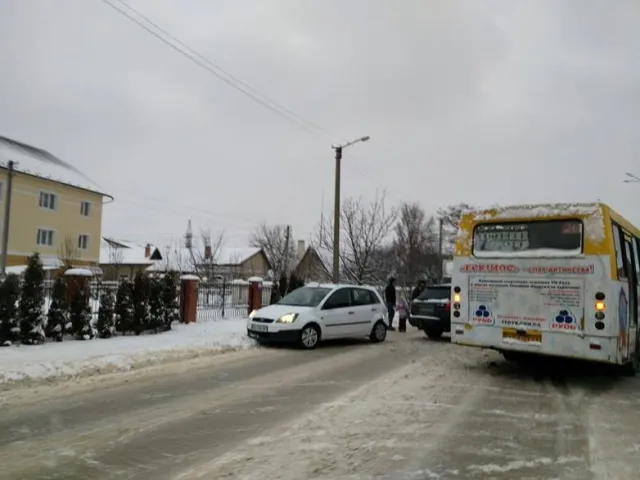 В Івано-Франківську дві масштабні аварії: перша - на Коновальця, а інша - на Набережній, де зіткнулися відразу три автомобілі — фото 4