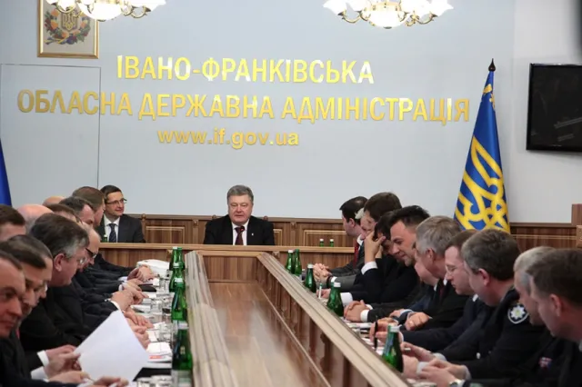Візит Порошенка на Івано-Франківщину завершився врученням ключів від 4-х пожежних машин та відкриттям лікарень. Як це було. — фото 16