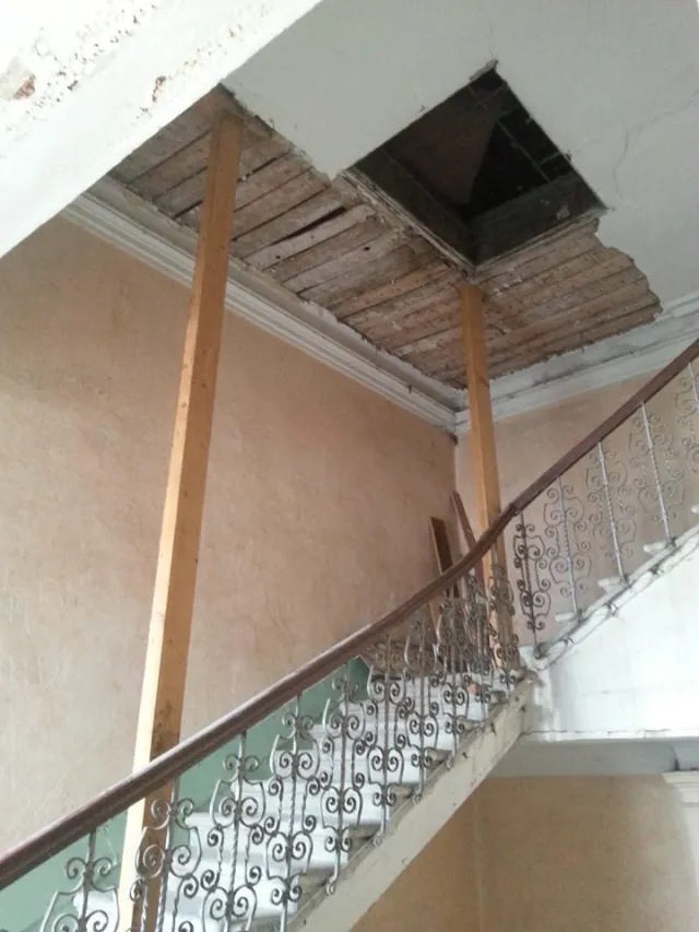 Центр міста і під'їзд в аварійному стані: на вулиці Бачинського руйнується старовинна кам'яниця — фото 7