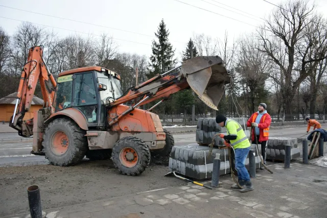 В Івано-Франківську на одній із вулиць розпочали демонтаж старого асфальту та бордюрів — фото 1