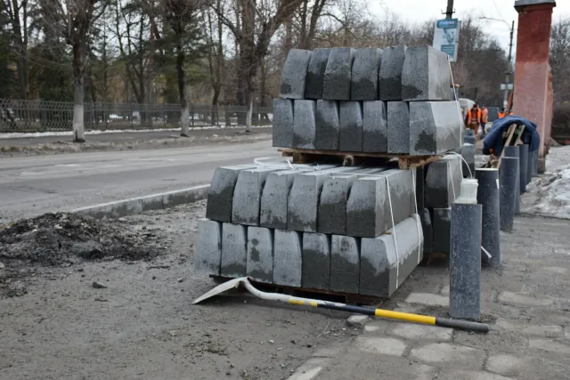 В Івано-Франківську на одній із вулиць розпочали демонтаж старого асфальту та бордюрів — фото 2