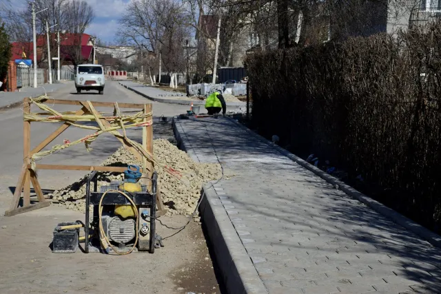 На вулиці Хмельницького комунальники розпочали капітальний ремонт вулиці — фото 1