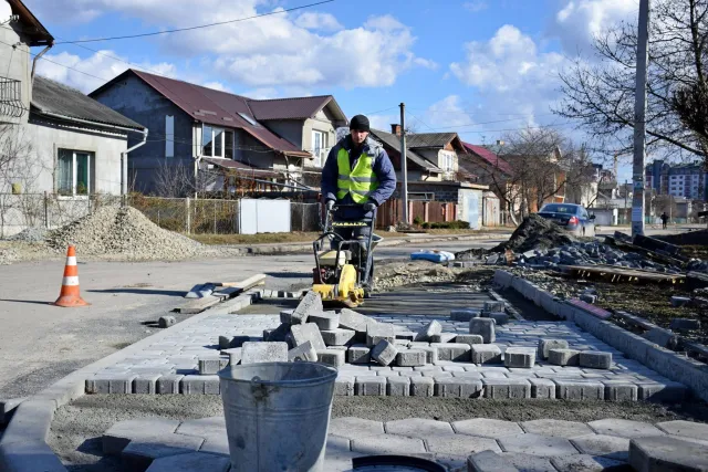 На вулиці Хмельницького комунальники розпочали капітальний ремонт вулиці — фото 2