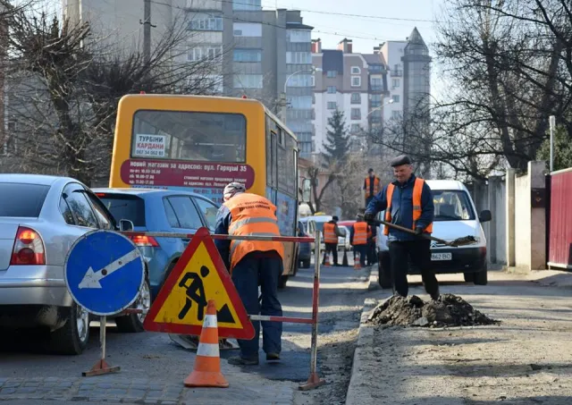 В Івано-Франківську на вулиці Довгій комунальники розпочали ямковий ремонт — фото 1