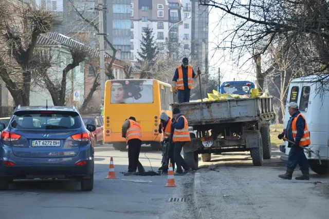 В Івано-Франківську на вулиці Довгій комунальники розпочали ямковий ремонт — фото 2