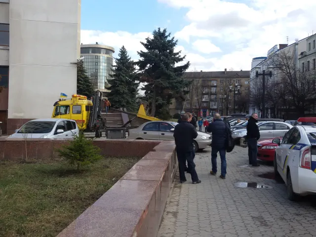 Франківські патрульні намагалися евакуювати автівку районного військового комісара. Він заблокував в'їзд до "білого дому" — фото 1