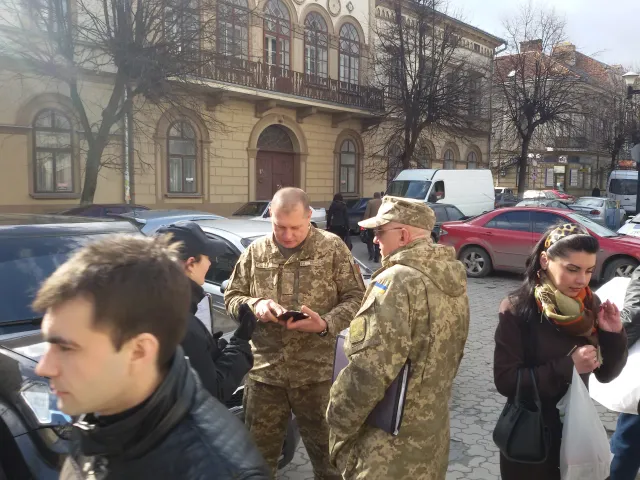 Франківські патрульні намагалися евакуювати автівку районного військового комісара. Він заблокував в'їзд до "білого дому" — фото 6