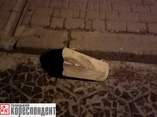 У новій паркувальній зоні в Івано-Франківську невідомі розбили всі бетонні стовпці — фото 6