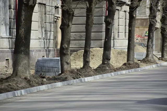 "Дорогу заасфальтували, тепер укладаєм тротуари", - на вулиці Грюнвальдській продовжили комплексний ремонт вулиці — фото 1