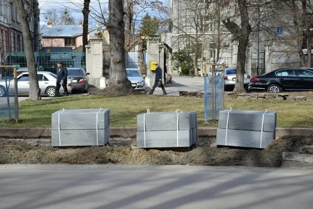 "Дорогу заасфальтували, тепер укладаєм тротуари", - на вулиці Грюнвальдській продовжили комплексний ремонт вулиці — фото 2
