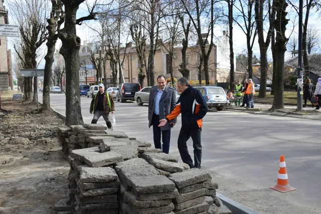 "Дорогу заасфальтували, тепер укладаєм тротуари", - на вулиці Грюнвальдській продовжили комплексний ремонт вулиці — фото 3