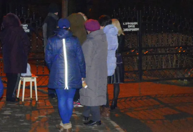 Всю ніч та весь день: в Івано-Франківську батьки чергують всю ніч аби записати дітей до школи-садка №6, що у Пасічній — фото 3