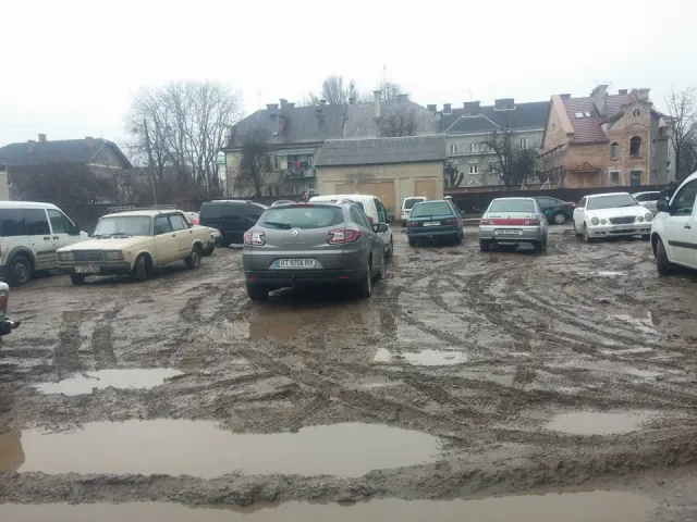 На газоні поліклініки на вулиці Чорновола облаштують парковку — фото 1