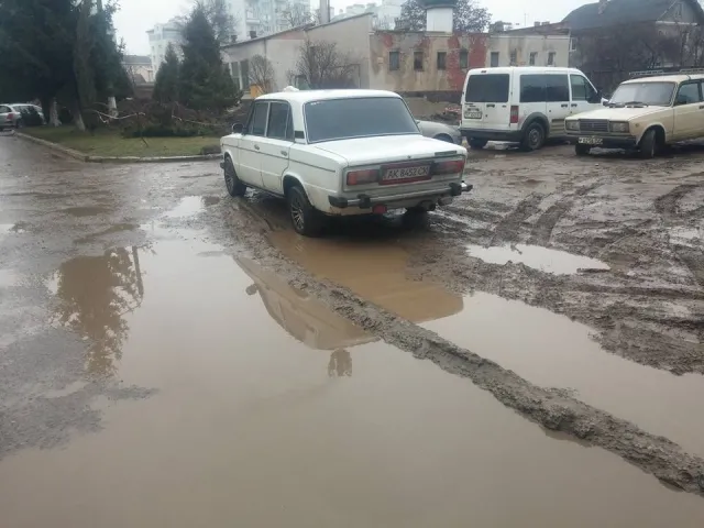 На газоні поліклініки на вулиці Чорновола облаштують парковку — фото 2