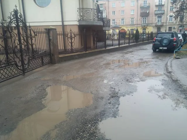 На газоні поліклініки на вулиці Чорновола облаштують парковку — фото 3