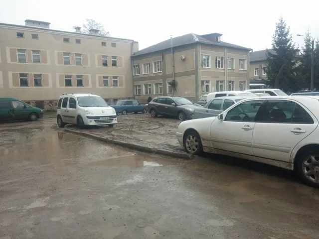 На газоні поліклініки на вулиці Чорновола облаштують парковку — фото 4