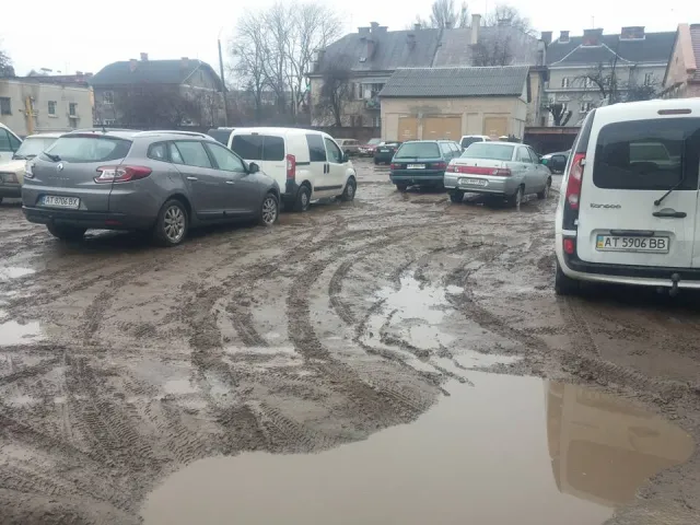 На газоні поліклініки на вулиці Чорновола облаштують парковку — фото 5