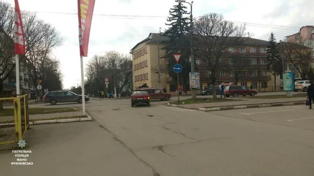 У Франківську оштрафували супермаркет за те, що не слідкує за належним станом парковки — фото 1