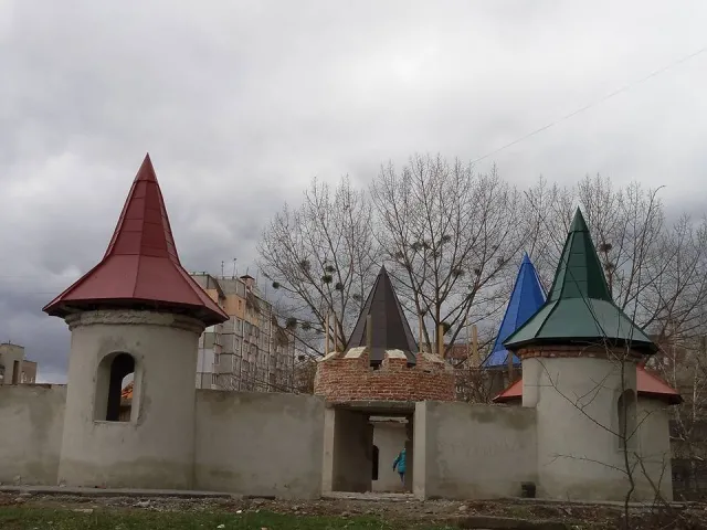 Казковий світ для дітей: вже скоро в Івано-Франківську з'явиться тематичний ігровий майданчик — фото 1