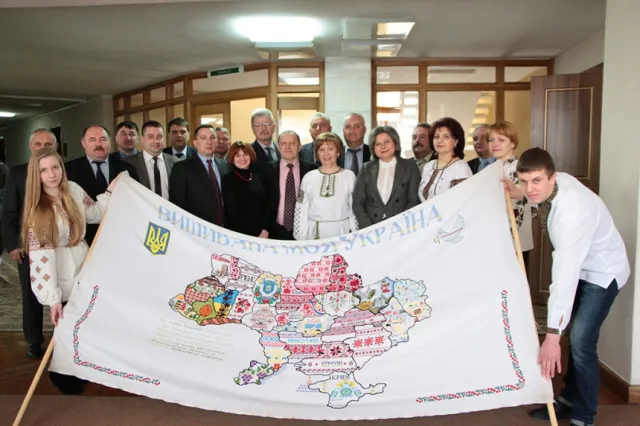 В Івано-Франківську презентували масштабний проект - вишиту карту України — фото 2