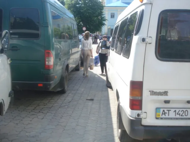В Івано-Франківську біля "білого будинку" облаштовують нову парковку — фото 1