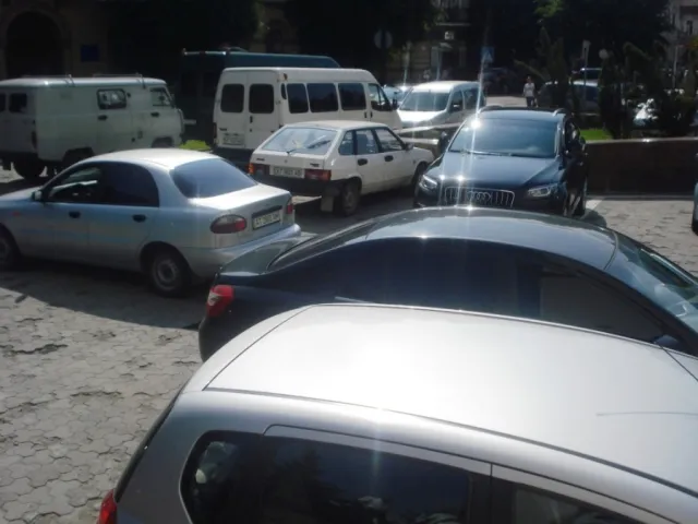 В Івано-Франківську біля "білого будинку" облаштовують нову парковку — фото 2