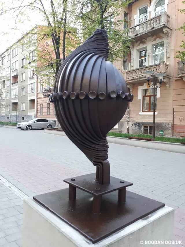 Музей під відкритим небом: в Івано-Франківську встановили дві нові ковані скульптури — фото 1