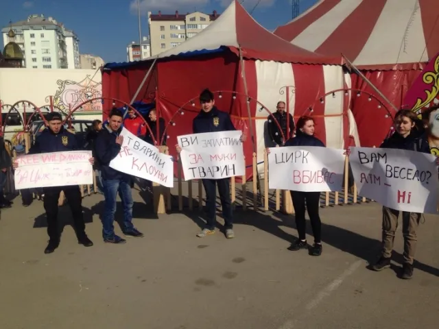 В Івано-Франківську відбувся протест проти умов жорстокого ставлення до тварин та жахливих умов утримання їх у цирках — фото 1