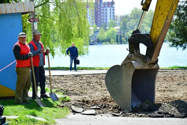 Реалізація найбільшого проекту міста: в Івано-Франківську розпочалася реконструкція території міського озера — фото 5