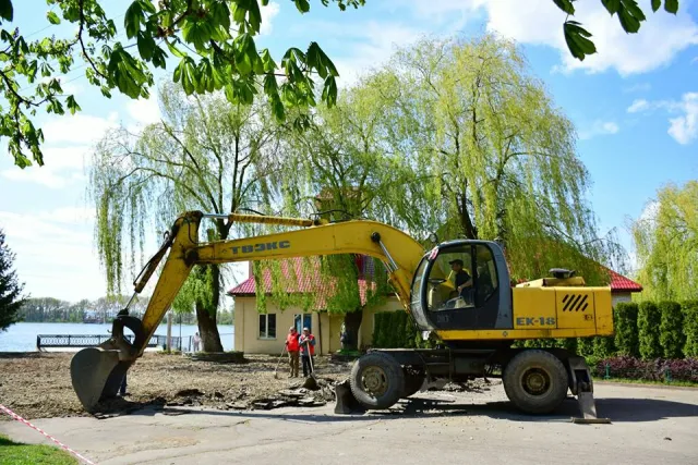 Реалізація найбільшого проекту міста: в Івано-Франківську розпочалася реконструкція території міського озера — фото 7